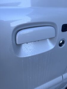 ジムニー保護フィルムを貼るために濡らしたドアノブ