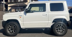 ジムニー純正エンブレムを横から見た全体写真